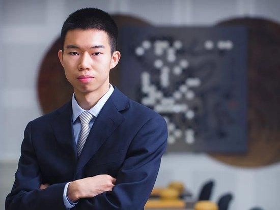 曼联名宿加里-内维尔日前在其播客节目中谈到曼城，他认为曼城给了其他球队争冠的机会。